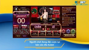 Người chơi đang đặt cược tại bàn xóc đĩa Kubet