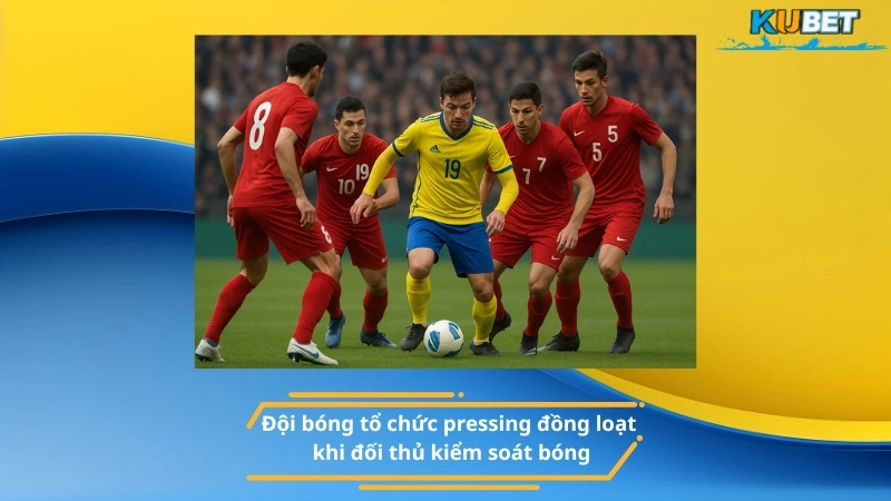 Đội bóng tổ chức pressing đồng loạt khi đối thủ kiểm soát bóng