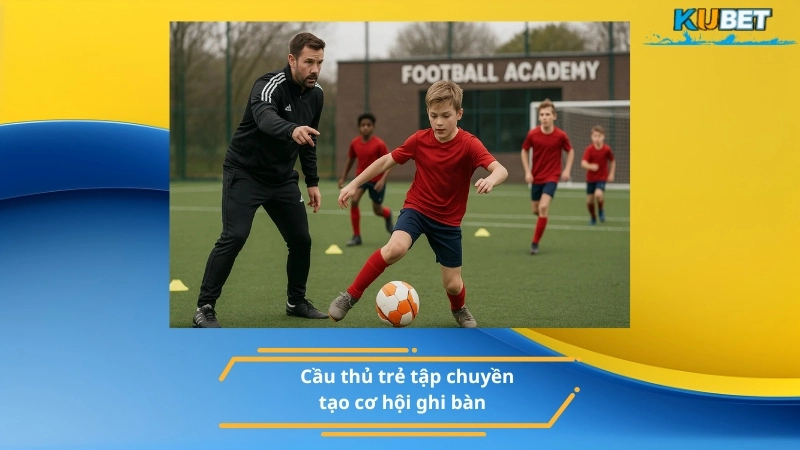 Cầu thủ trẻ tập chuyền tạo cơ hội ghi bàn