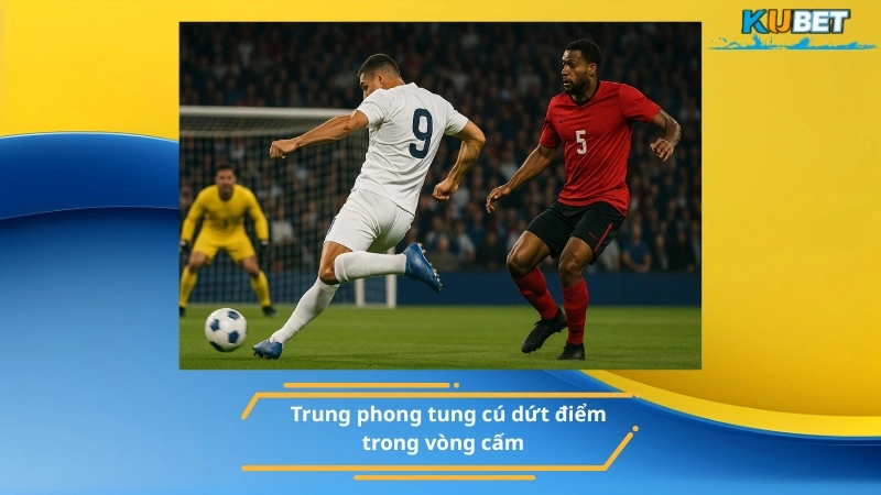 Trung phong tung cú dứt điểm trong vòng cấm